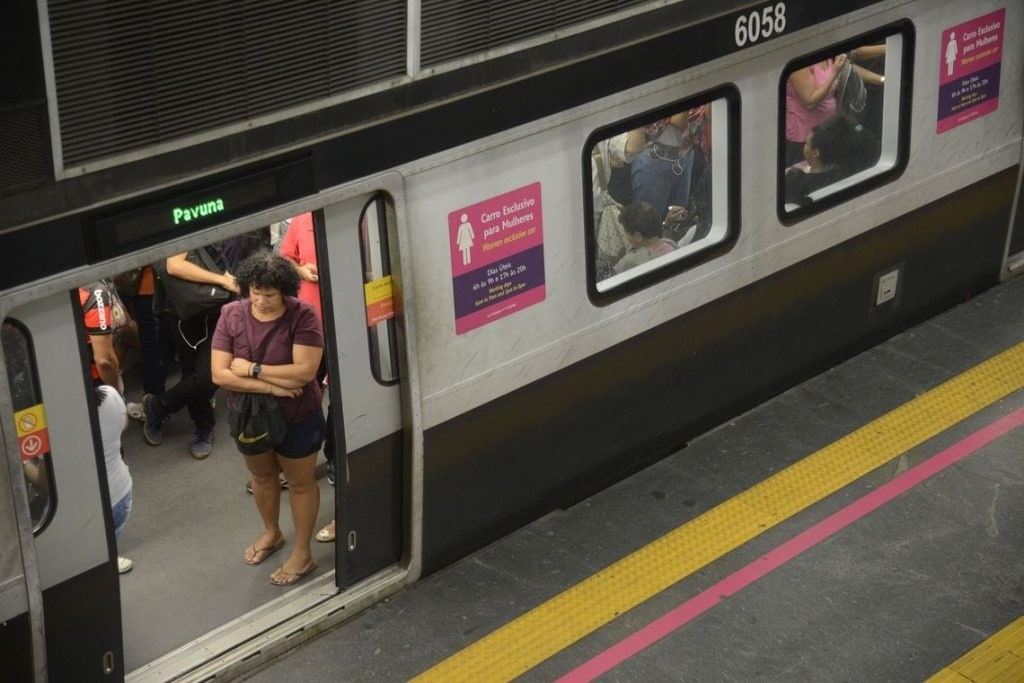 Nova lei determinando vagões femininos no trem e metrô 24 horas por dia passa a valer no Estado do Rio