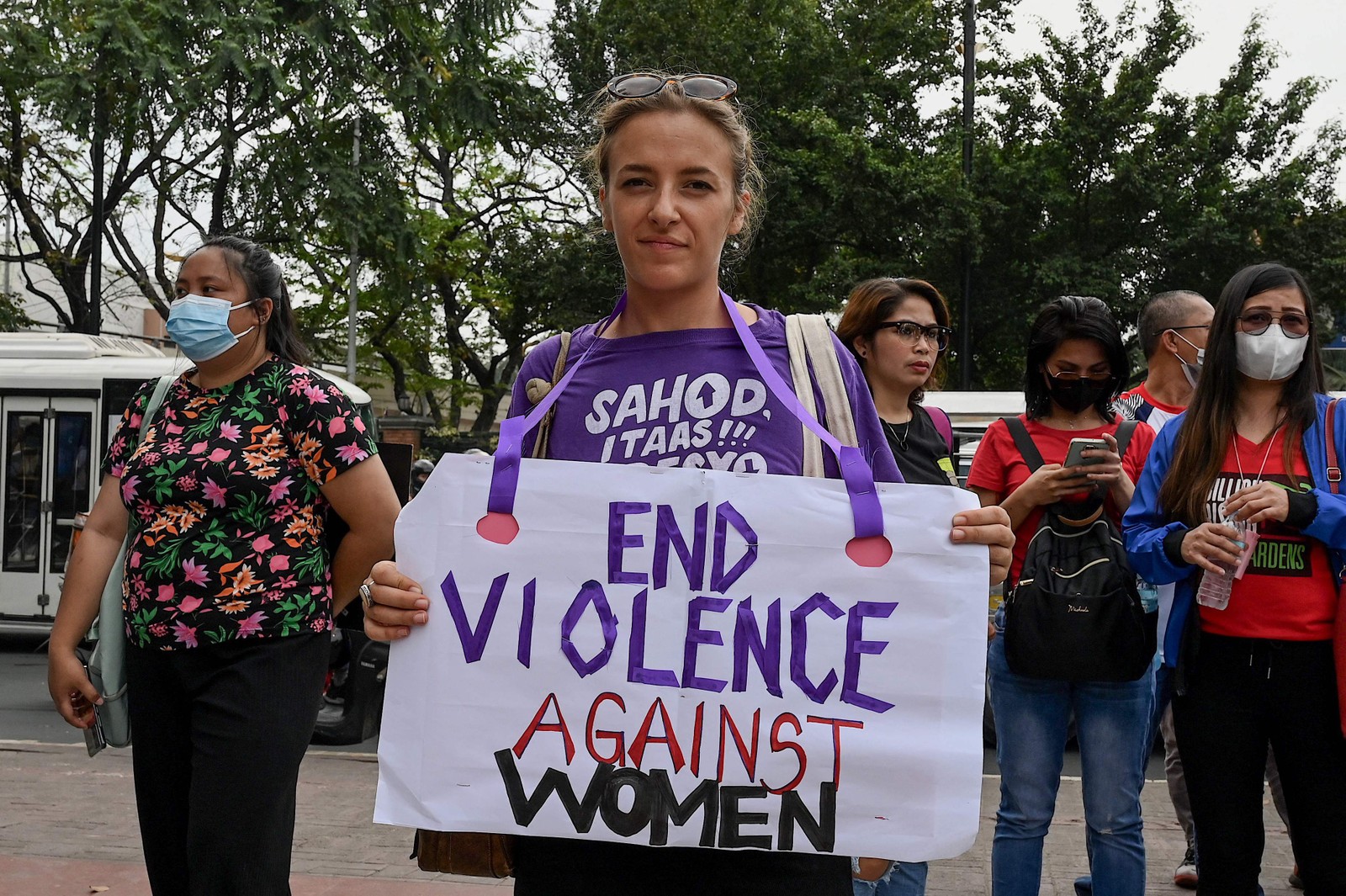 Manifestante segura cartaz pedindo o fim da violência contra a mulher em marcha pelo Dia Internacional da Mulher, em 2023, em Liwasang Bonifacio, em Manila, nas Filipinas — Foto: Jam Sta Rosa / AFP