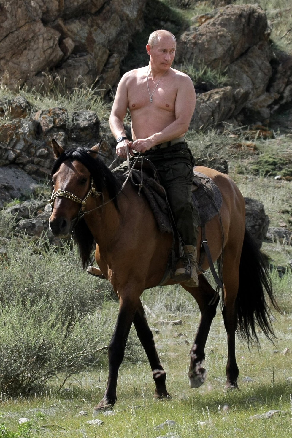 Então primeiro-ministro da Rússia, Vladimir Putin, em passeio a cavalo no sul da Sibéria russa — Foto: ALEXEY DRUZHININ / RIA-NOVOSTI / AFP