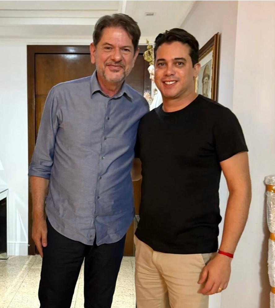 Senador Cid Gomes (à esquerda) ao lado do deputado Júnior Mano (à direita)