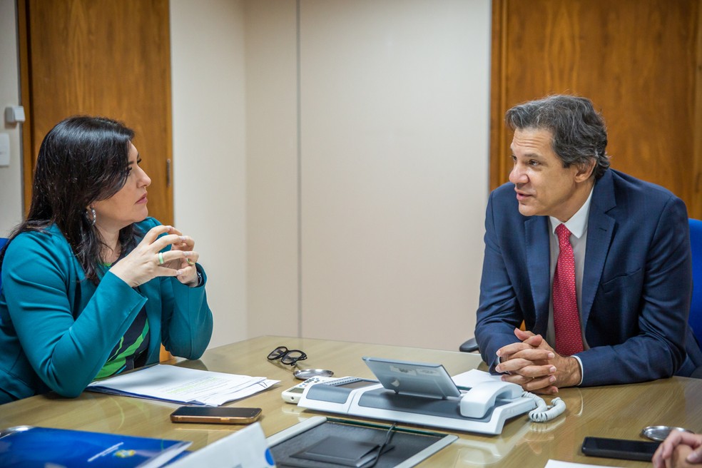 Os ministros Simone Tebet (Planejamento) e Fernando Haddad (Fazenda), em reunião — Foto: Diogo Zacarias/MF/21-02-2024