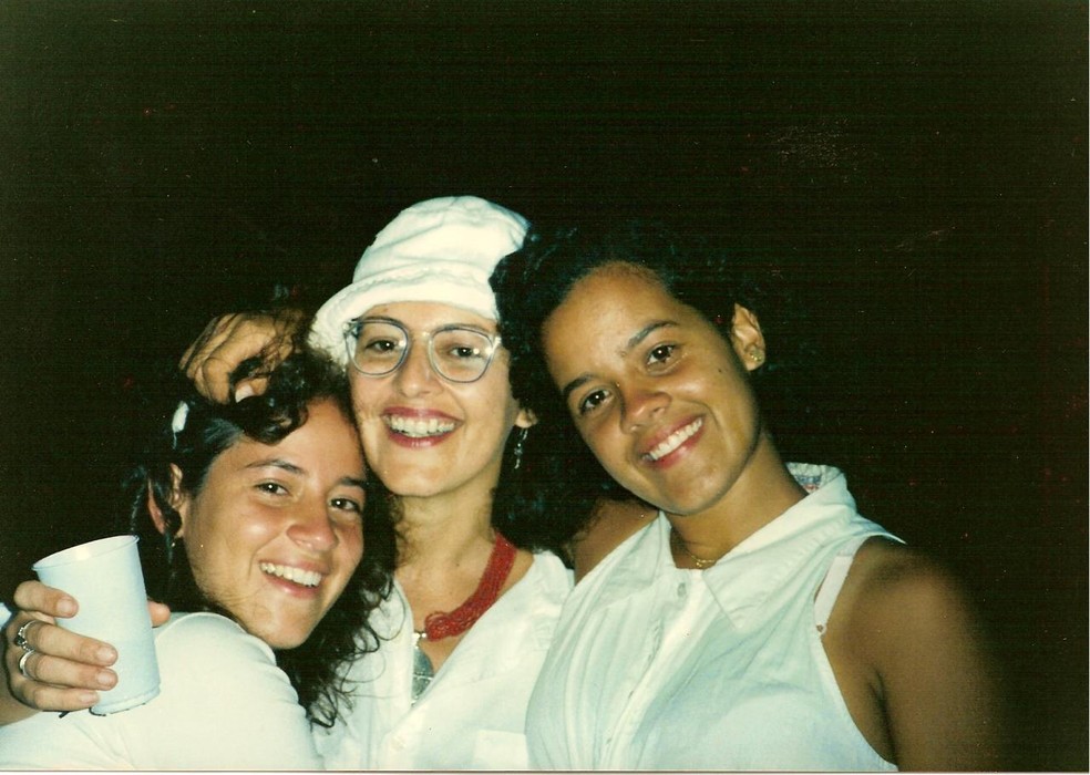 Leila (ao centro), com as filhas Isadora e Maeve em 1992, em Salinopolis, a cerca de 250 km de Belém — Foto: Arquivo pessoal