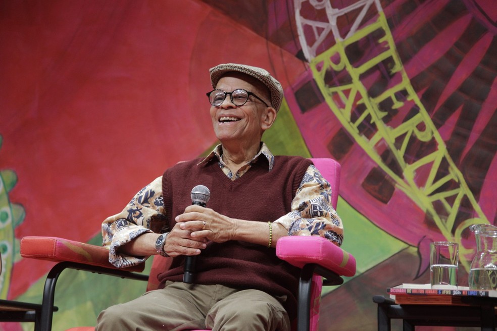 Nei Lopes é homenageado em show de Fabiana Cozza — Foto: Alexandre Cassiano/Agência O Globo
