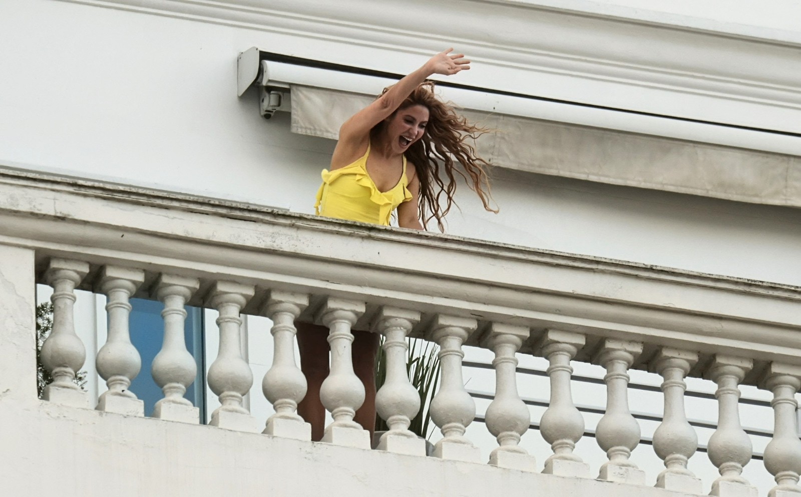 Cantora fez aparição surpresa em uma das sacadas do hotel — Foto: Fabiano Rocha / Agência O Globo