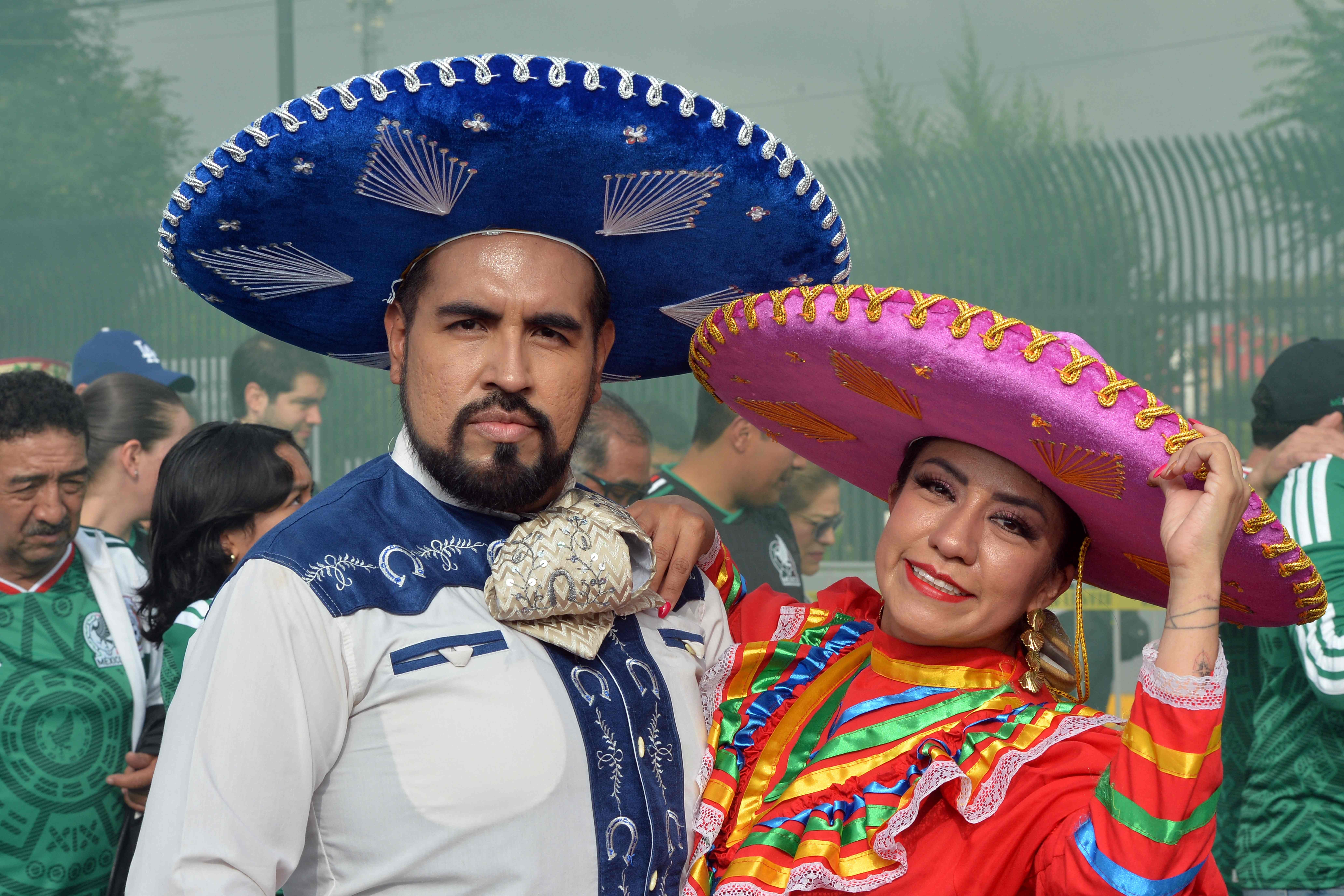 Torcedores comienzan a llegar al entorno del Estadio Azteca, para la apertura de la Copa del Mundo 2026