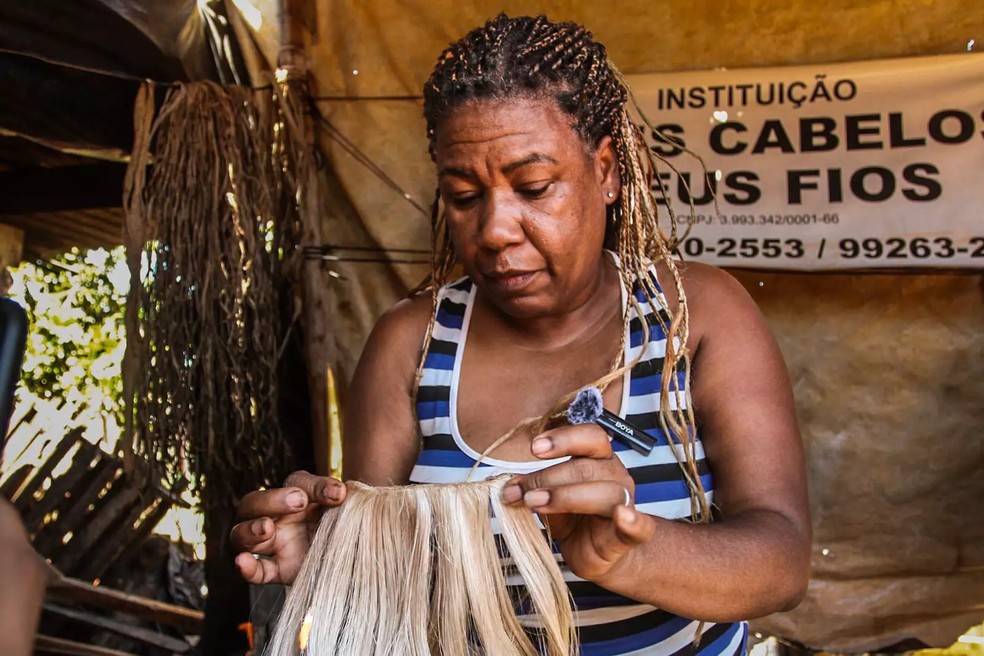 In 2018, in her garden, while cutting a banana bunch with a worn knife, hairstylist Marilza Eleoterio de Barcelos Silva noticed that the trunk was naturally fraying and recognized, in this simple gesture, a real opportunity — Photo: Marcos Maluf