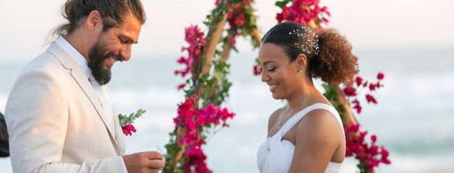 Sheron Menezzes se casou com Saulo Camelo após dez anos de relacionamento. A cerimônia aconteceu em 23 de abril em uma praia em Saquarema, no Rio de Janeiro