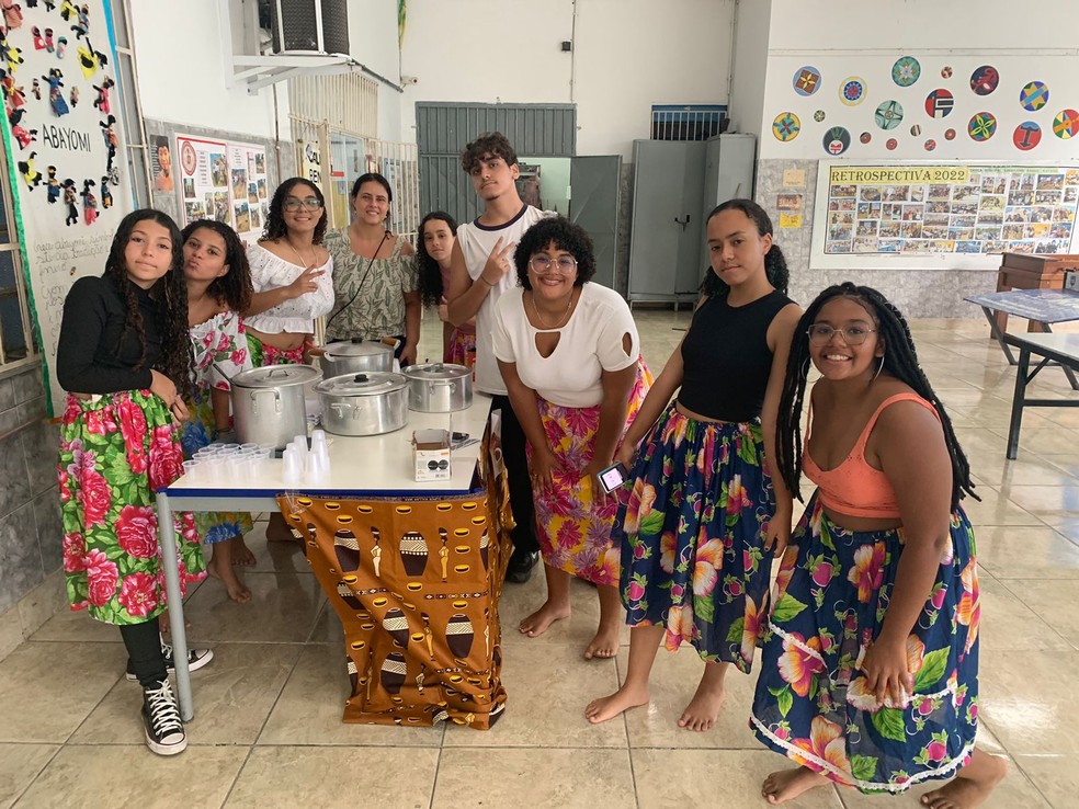 Alunos do 8º e 9º anos e suas mães, no Circuito Cultural da Escola Embaixador Barros Hurtado — Foto: Divulgação