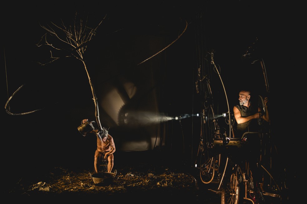 Cena da peça "Confuzo (está escurecendo dentro de mim)", da Cia. Dos à Deux — Foto: Renato Mangolin