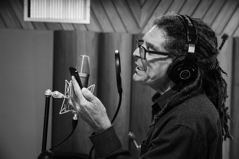 O cantor Marcos Sacramento na gravação do foxtrote "O GLOBO" — Foto: Cicero Rodrigues