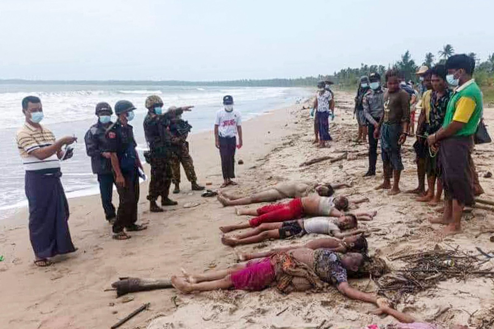 Corpos de 14 pessoas apareceram em uma praia em Mianmar, disse a polícia à AFP. Segundo a ONU, entre as vítimas há crianças rohingya, minoria islâmica que sofre perseguição no país — Foto: AFP