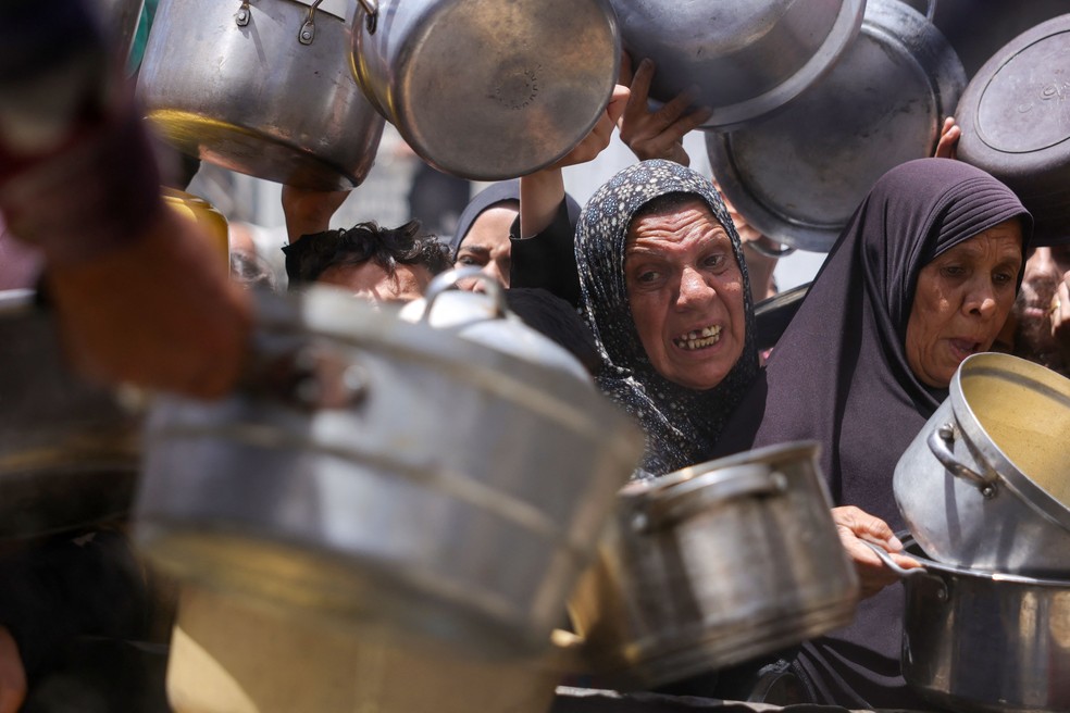 Palestinas disputam doa&ccedil;&otilde;es de comida no campo de refugiados de Jabalia, na Faixa de Gaza &mdash; Foto: Bashar Taleb / AFP