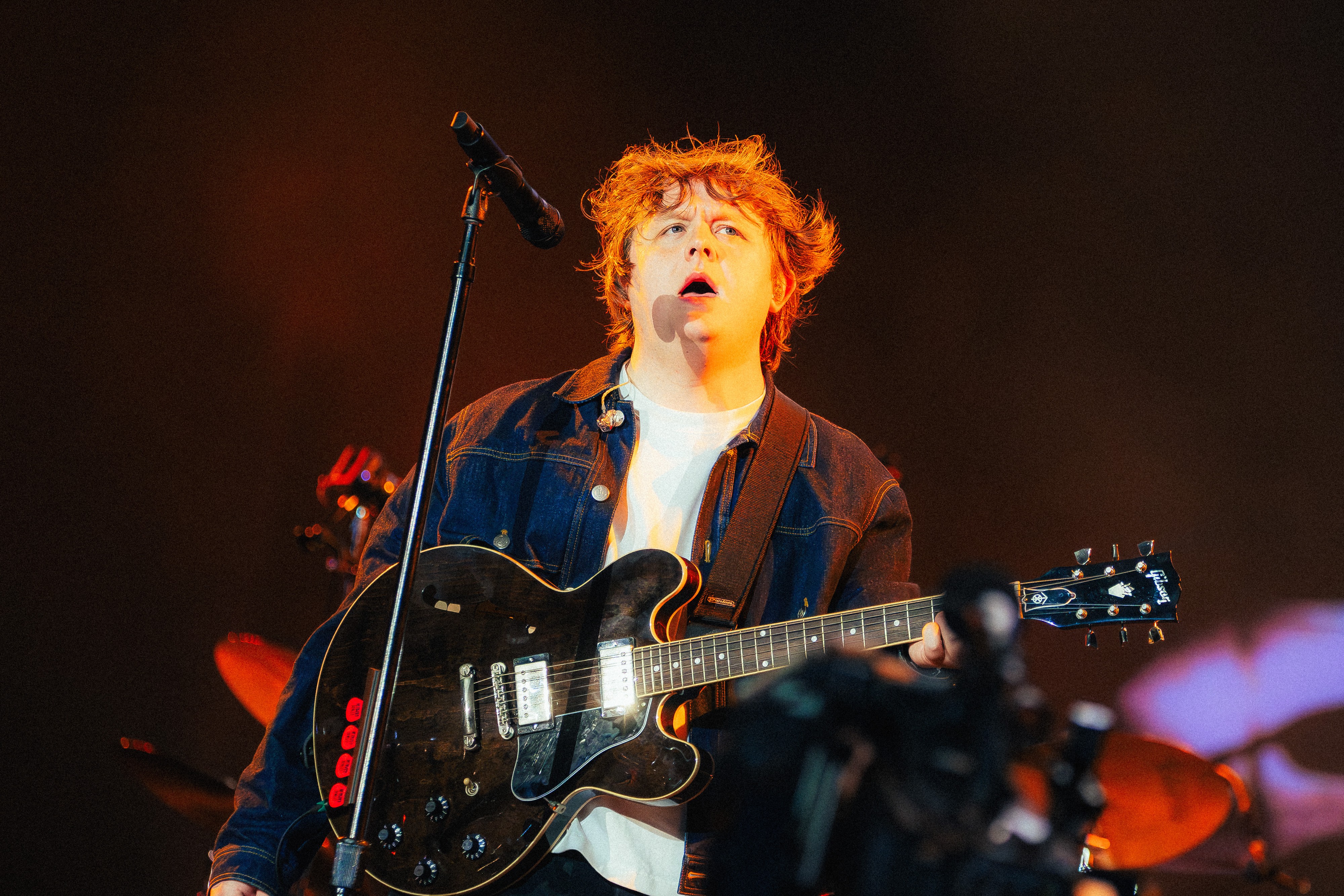 Lewis Capaldi emociona público fiel no Lollapalooza em show com clima ...