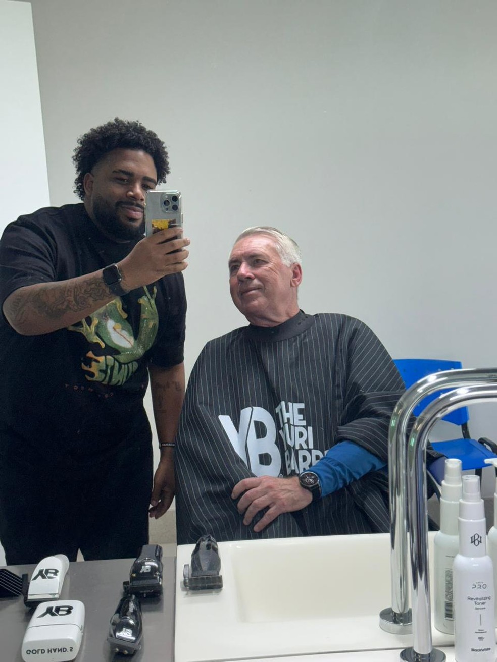 Carlo Ancelotti e o barbeiro Yuti, que cuida de seu visual no Brasil — Foto: Arquivo pessoal
