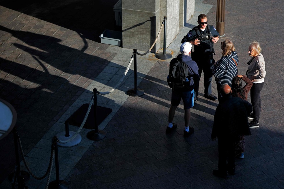 Do lado de fora do Capitólio, visitantes falando diferentes línguas examinavam placas indicando que seu centro de visitantes estava fechado "devido a uma interrupção orçamentária" — Foto: Chip Somodevilla/AFP