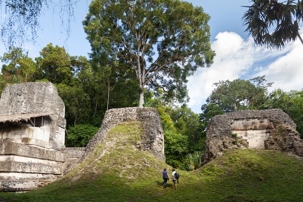 Templo da Serpente Bicéfala (chamado Templo IV), de 65 metros de altura, no Parque Nacional de Tikal, na Guatemala — Foto: Reprodução