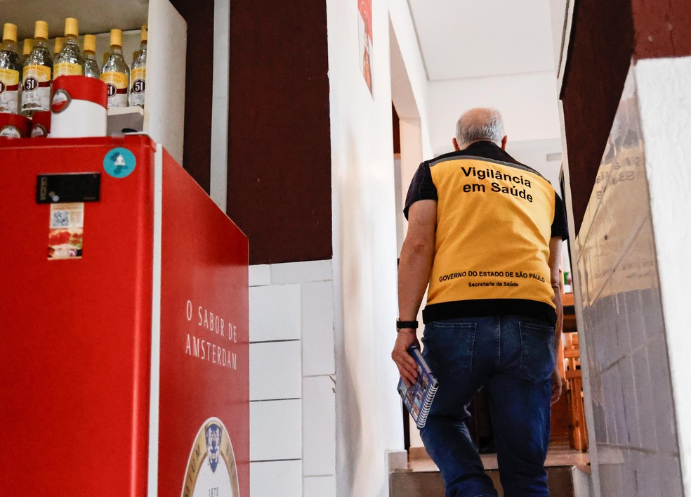 Autoridades de saúde de São Paulo realizaram ações de fiscalização e investigação em três bares e adegas suspeitas de vender bebidas adulteradas — Foto: Divulgação / Governo do Estado