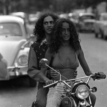 De moto, com o irmão Caetano Veloso, na década 1970 — Foto: Rodolpho Machado