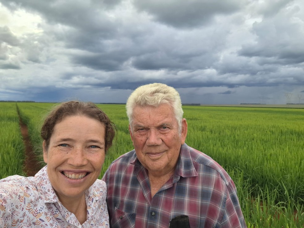 Marion e o pai, Wilhelmus Kompier, cortam custos na fazenda em GO — Foto: Arquivo pessoal