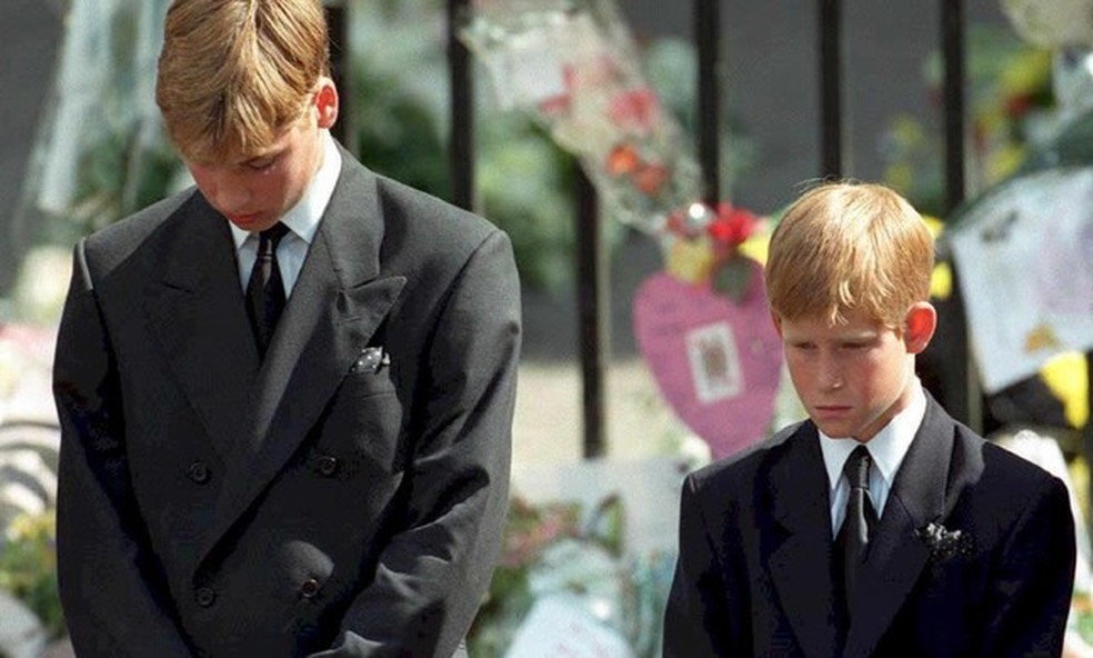 Príncipes William e Harry durante funeral da mãe, Diana, em 1997 — Foto: Arquivo/AFP