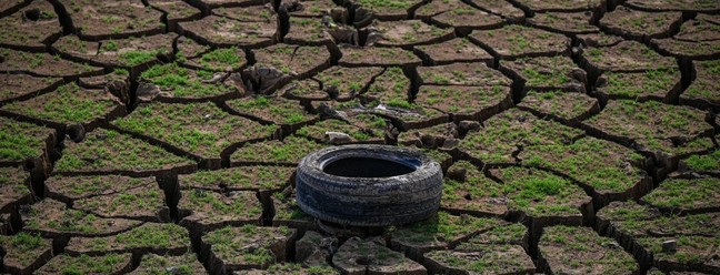 Uma visão geral mostra terra seca na área turística da Barragem de Pantabangan na província de Nueva Ecija, nas Filipinas — Foto: JAM STA ROSA / AFP