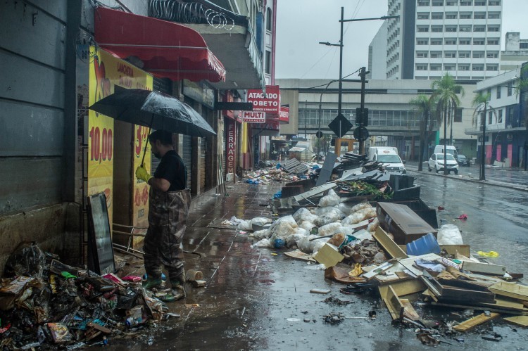Cresce o número de lixões a céu aberto em Porto Alegre — Foto: EVANDRO LEAL/Agencia Enquadrar/Agencia O Globo