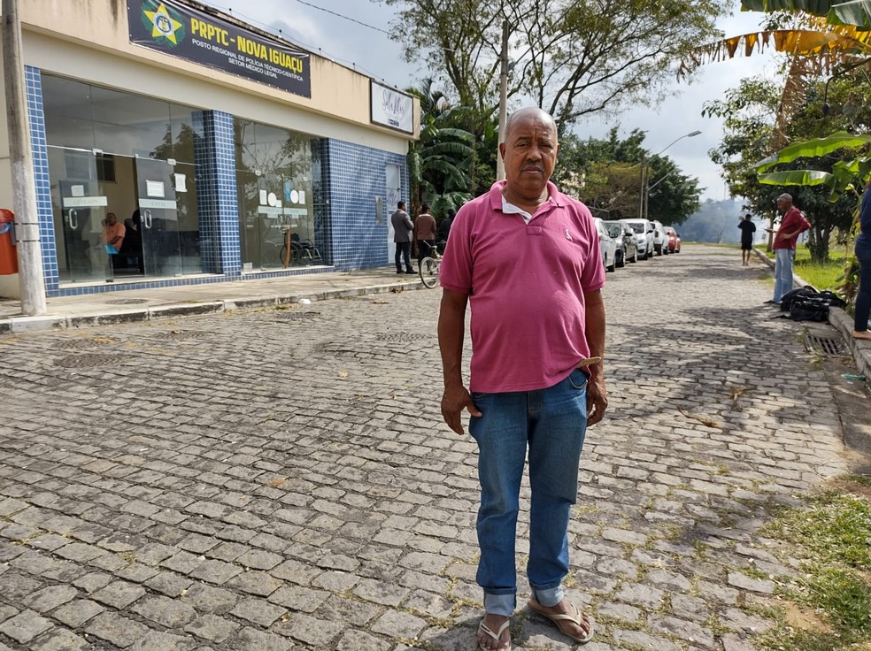 O aposentado Mauro da Silva Santos, 60, na porta do IMl de Nova Iguaçu — Foto: Divulgação 