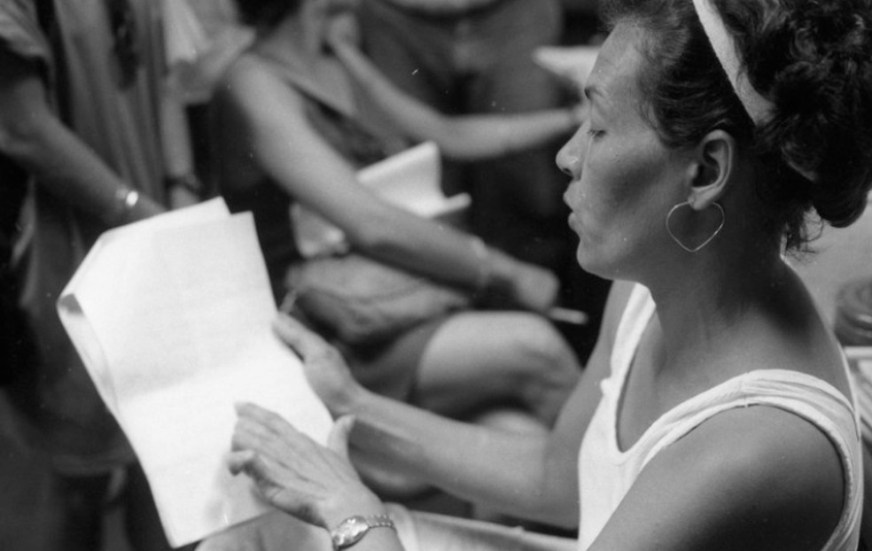 Sônia Gracine’s cousin with the letter written by the deceased professor — Photo: Alberto Jacob/Agência O GLOBO