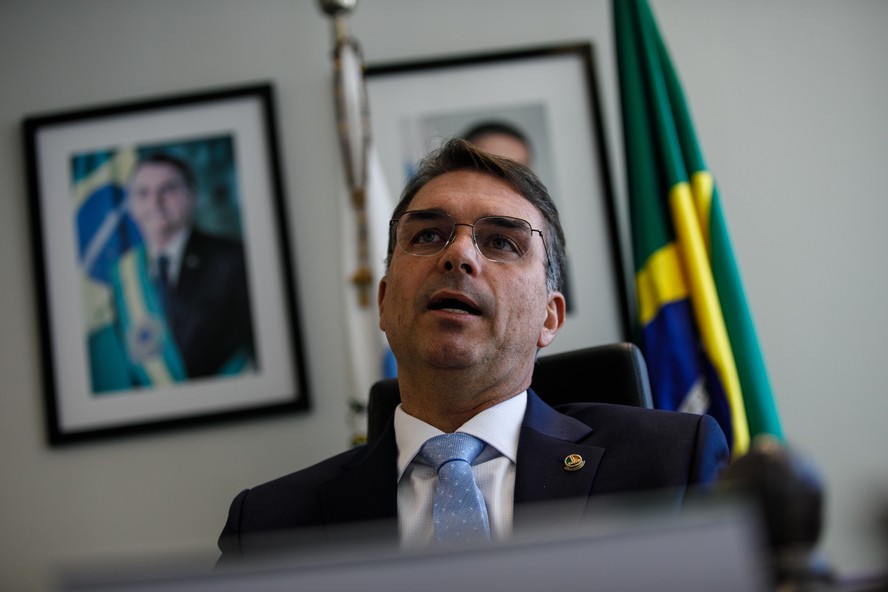 Fl&aacute;vio Bolsonaro em seu gabinete no Senado Federal, em Bras&iacute;lia