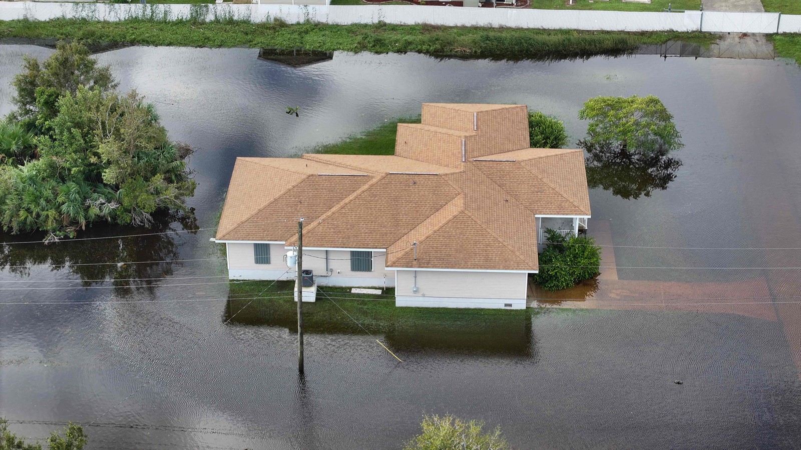 Casa em meio à enchente que inundou o bairro de Punta Gorda, na Flórida, após a passagem do Furacão Milton — Foto: Joe Raedle/Getty Images/AFP