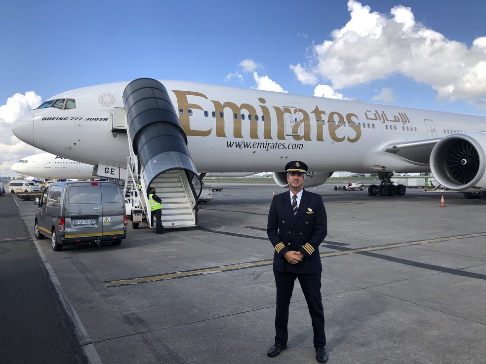 Gustavo Braccaioli voa pela Emirates há 17 anos e gosta do contato com “culturas diferentes” — Foto: Arquivo pessoal