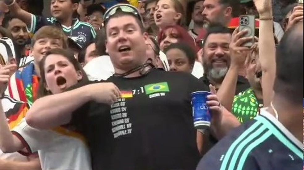 Com camisa sobre 7 a 1 sobre o Brasil, torcedor da Alemanha brinca com placar de Alemanha x Cura&ccedil;ao &mdash; Foto: Reprodu&ccedil;&atilde;o