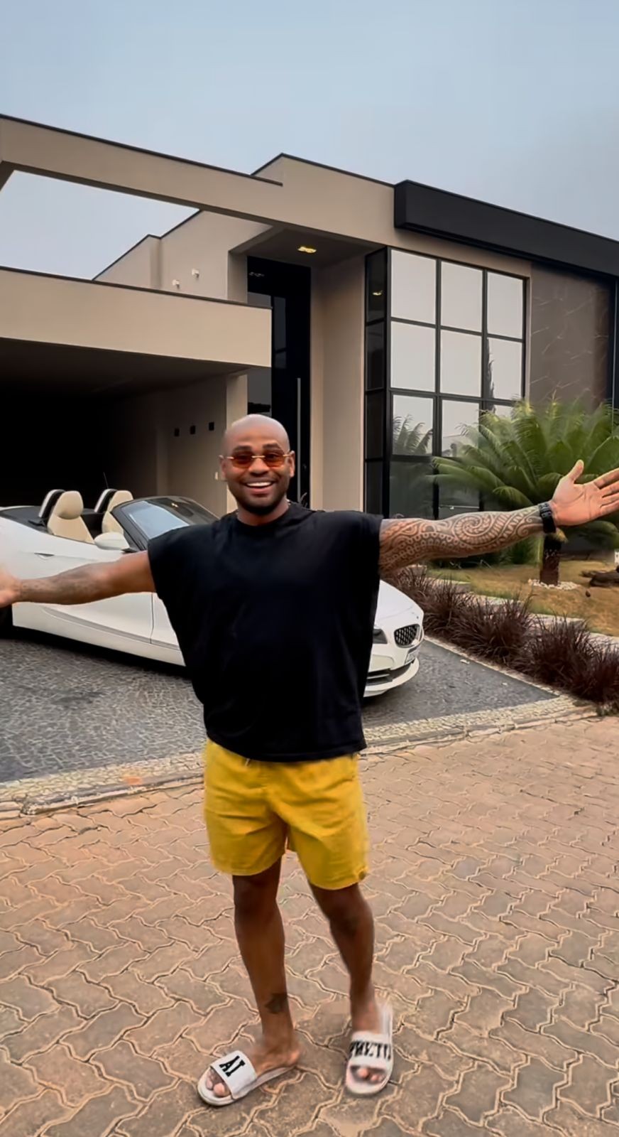 O ex-'BBB' Cezar Black mostra a fachada da sua nova casa — Foto: Reprodução/Instagram