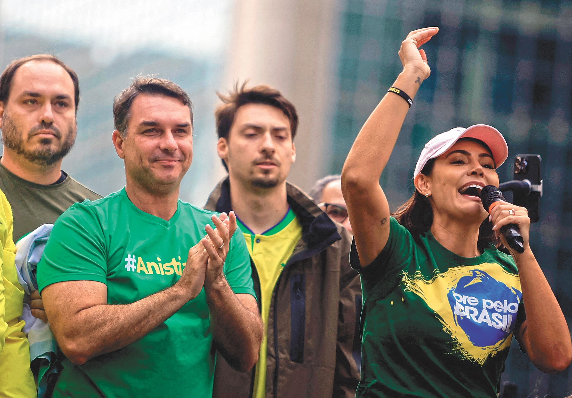 Michelle Bolsonaro e Jair Bolsonaro em evento público, evidenciando a imagem política do casal.