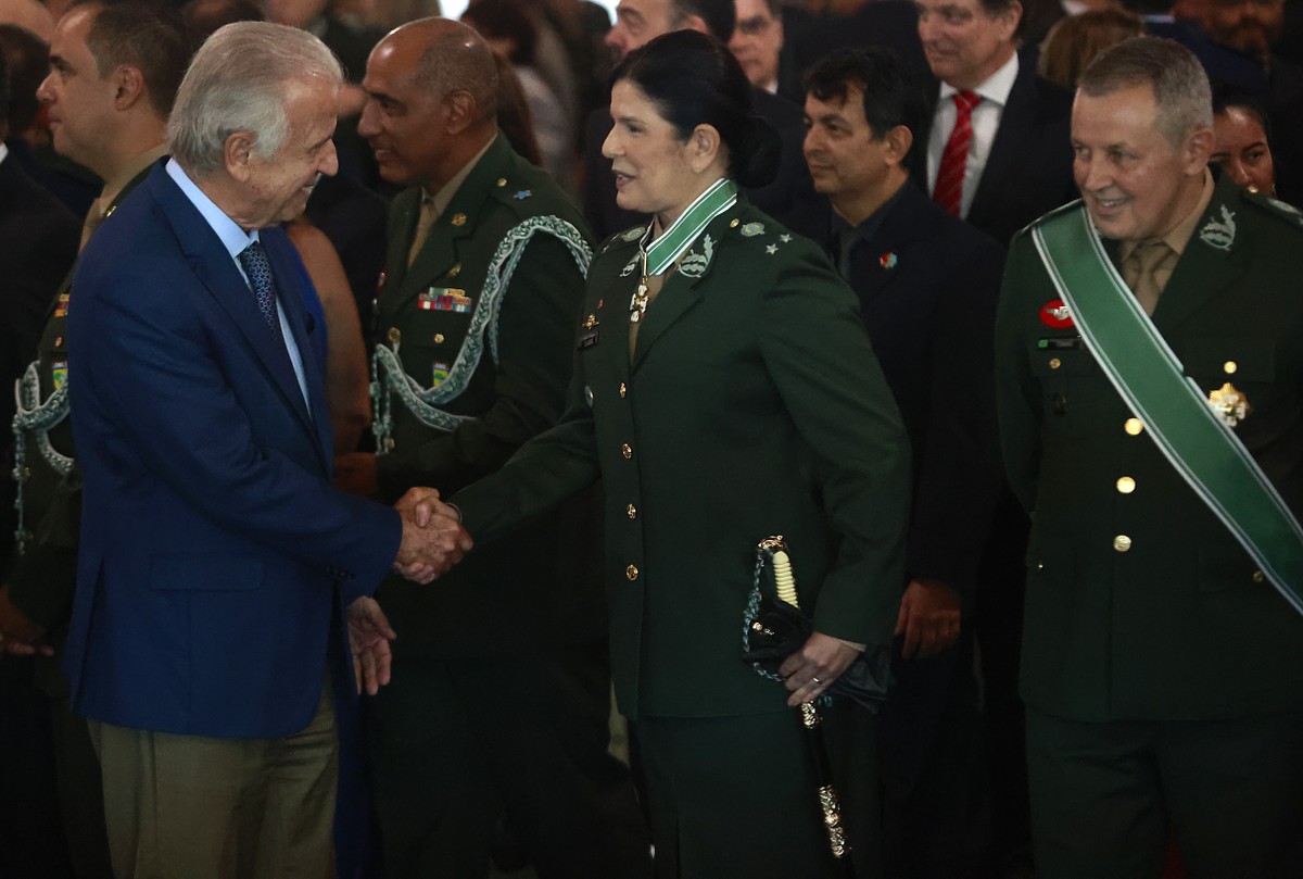 Cláudia Gusmão recebe espada e bastão de comando como primeira general  mulher do Brasil; fotos