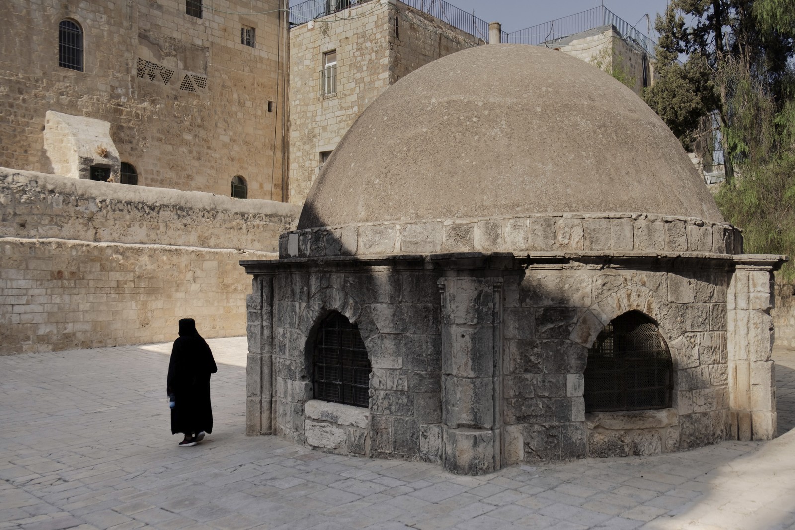 A cúpula do Mosteiro Deir Al-Sultan no telhado da Igreja do Santo Sepulcro, em Jerusalém — Foto: Amit Elkayam/The New York Times