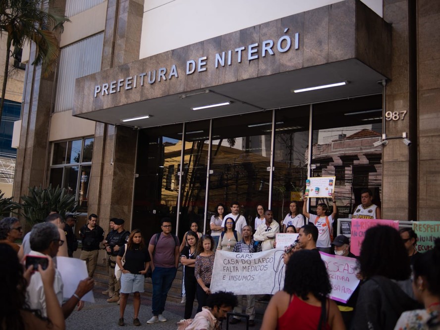 Grupo fez protesto em frente à prefeitura nesta quinta-feira