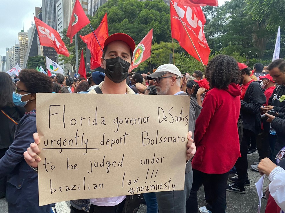 Manifestante pede a deportação de Bolsonaro dos EUA — Foto: Mariana Rosário
