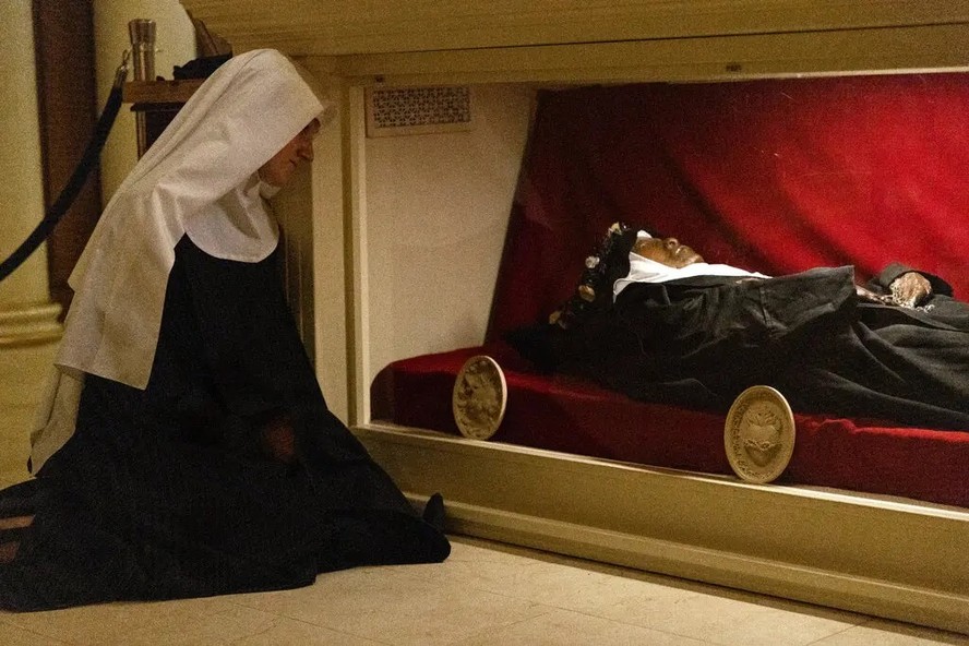 Corpo de freira não se decompõe após quatro anos de morte, e túmulo vira atração nos EUA