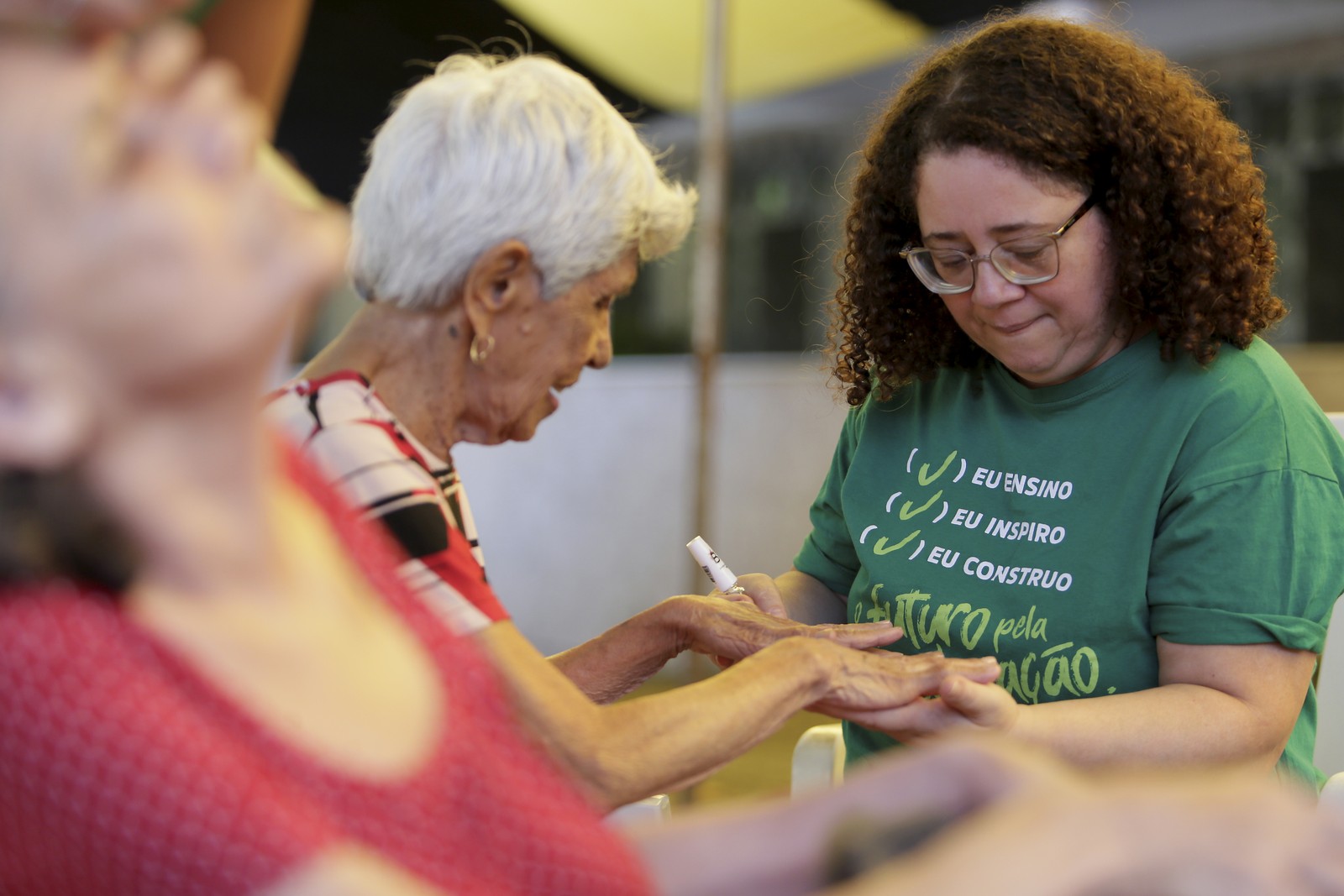 Older people reveal their desires and students try to fulfill them — Photo: Marcelo Thebald / Agência O Globo