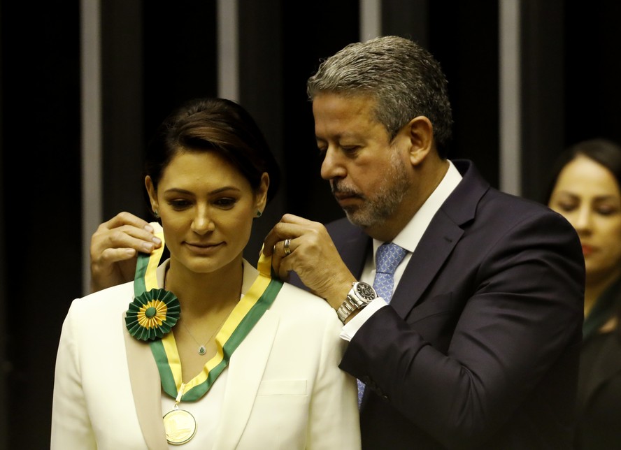 Câmara concede a mesma medalha a Michelle Bolsonaro, ao jornalista