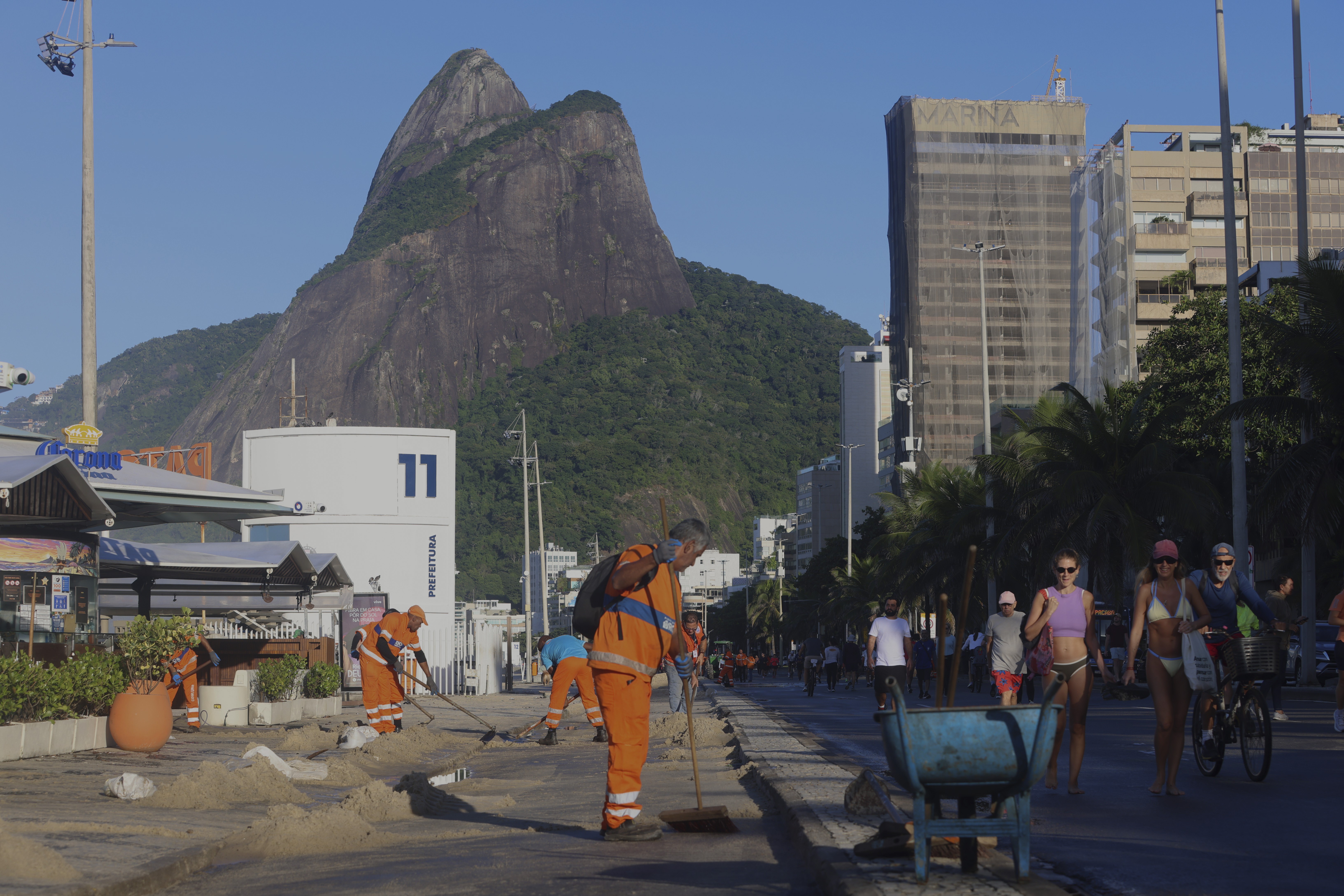 Ressaca que invade a orla no Leblon tem solução? Especialistas respondem