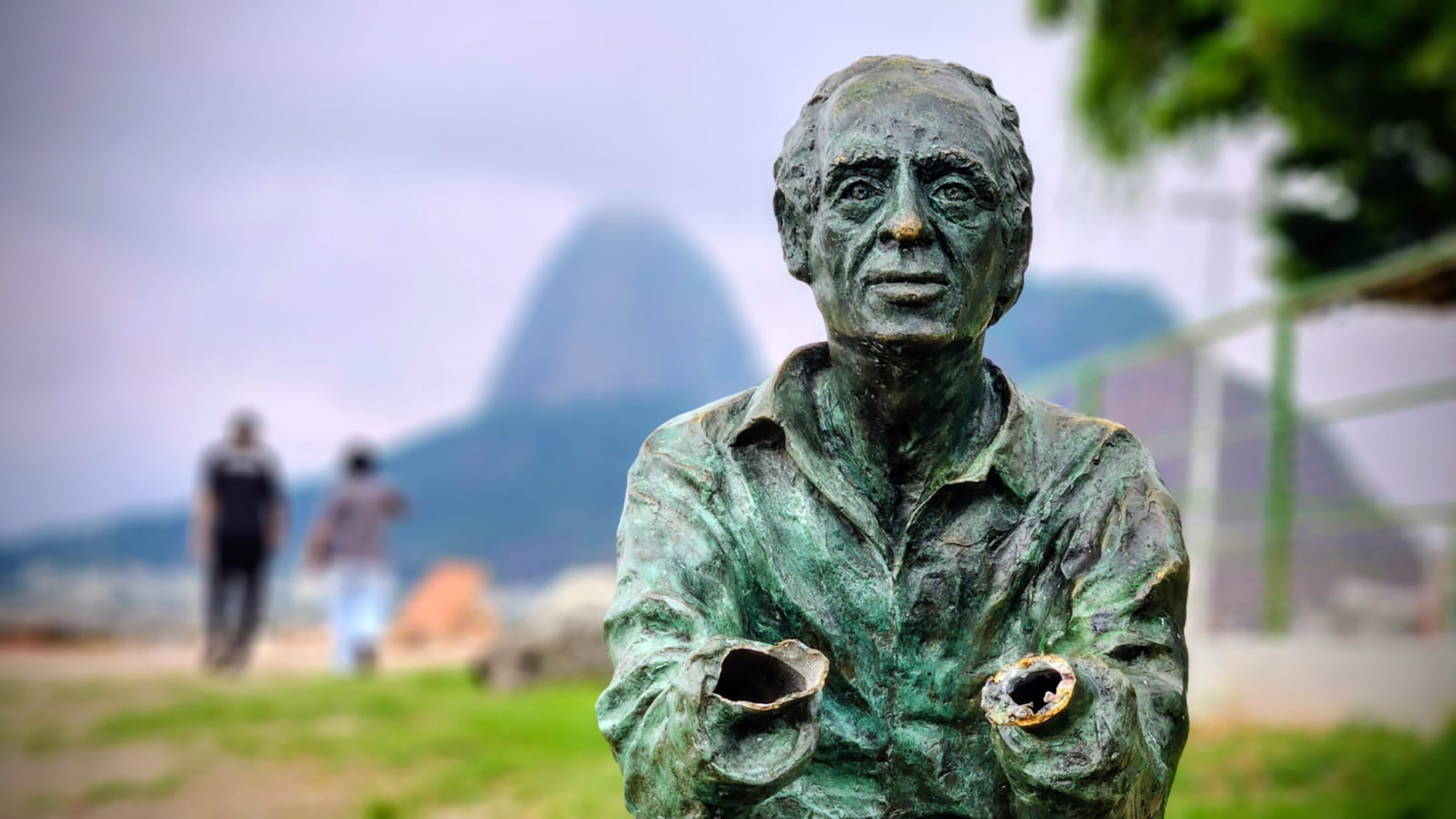 Ladrão furta mãos da estátua de Betinho, em Botafogo; esta é a sexta vez que a obra é vandalizada