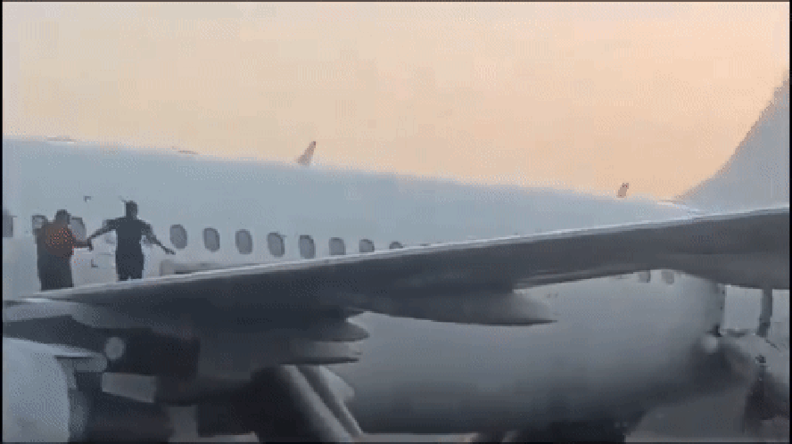 Passageiros fogem de avião na Índia
