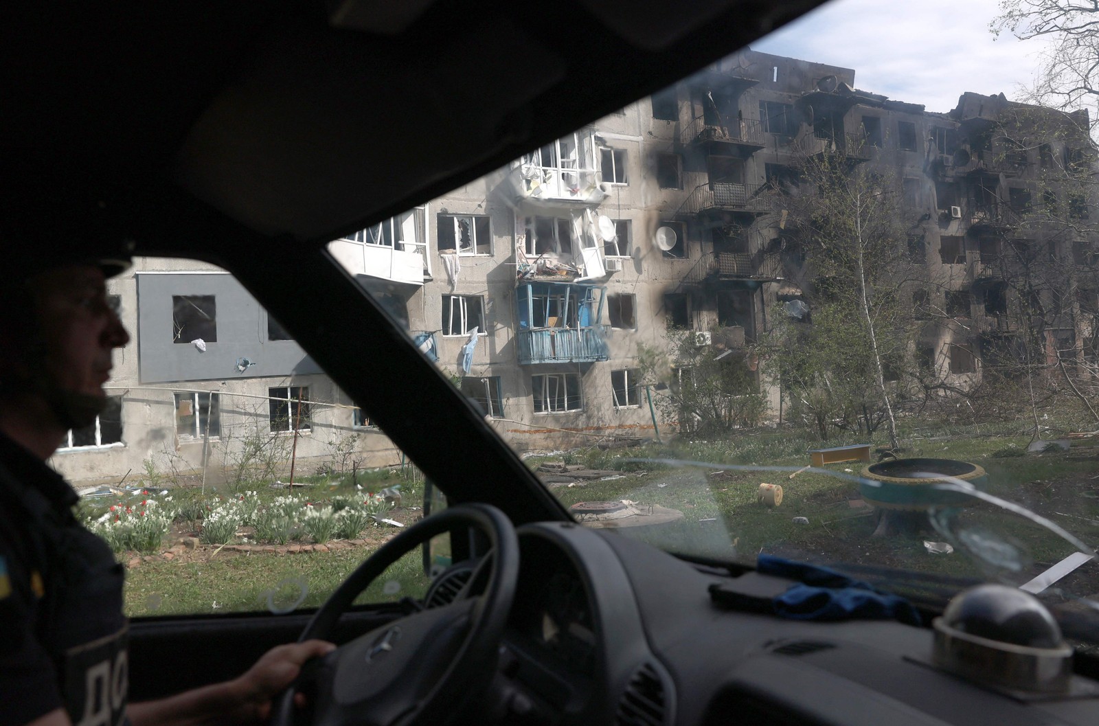 Edifícios Destruídose escombros durante aevacuação de resident locais de ocheretyne, no laste daucrânia. - Foto: Anatolii Stepanov/AFP