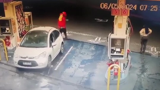 Vídeo mostra jogador alcoolizado batendo carro em bomba de combustível após celebrar título argentino