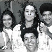 Em foto publicada no livro "Preta Gil: Os primeiros 50", ela aparece com a mãe, Sandra Gadelha, a irmã, Maria, e o irmão, Pedro, que morreu em 1990 — Foto: Arquivo pessoal