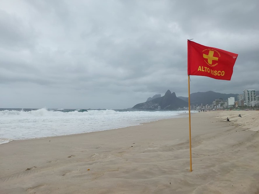 Bandeira com alerta de alto risco por conta da ressaca na praia de Copacabana