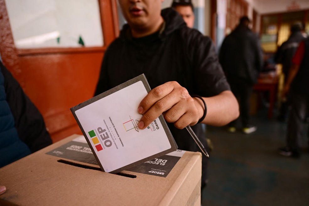 Eleitor vota na Bolívia — Foto: AFP