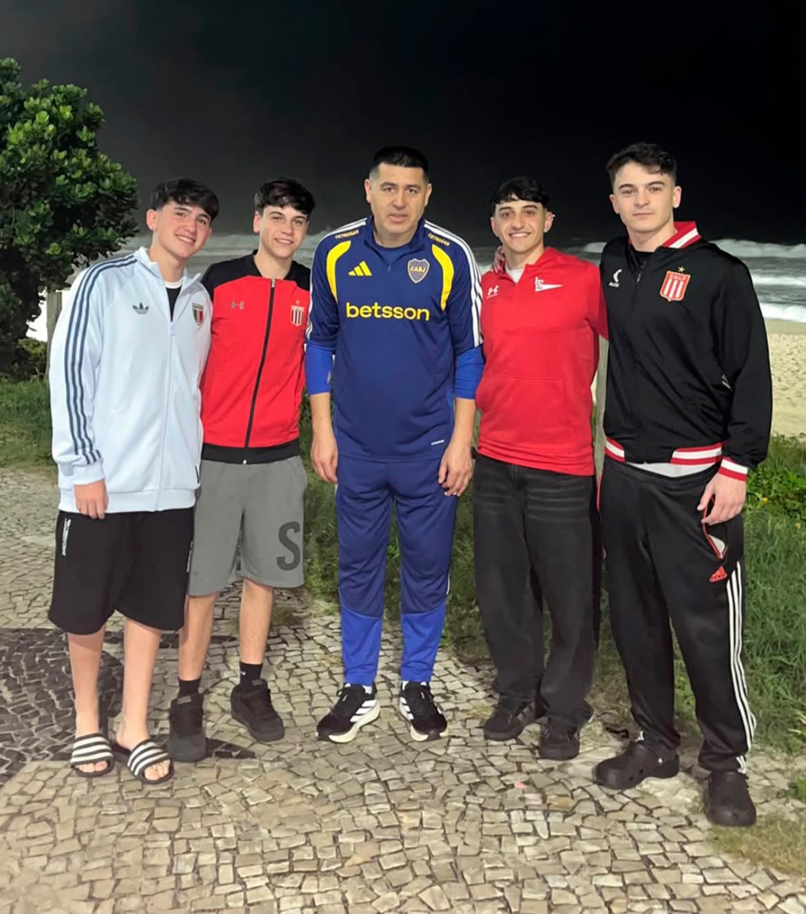 Rival do Vasco nesta terça, Riquelme é tietado por torcedores do Estudiantes, adversário do Flamengo na quinta, em praia da Barra